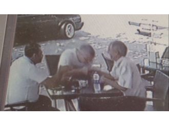 18 bin lira dolandırdıkları adamın bir de elini öptüler