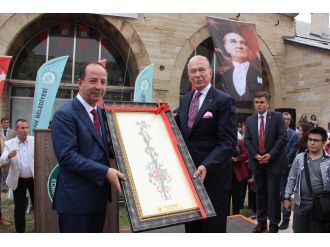 Uğur Dündar kitap fuarının onur konuğu oldu