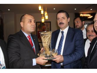 Çelik’ten yabancı rakiplerinin tahtını yıkan üreticiye tebrik