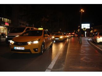 Taksicilerden sessiz protesto