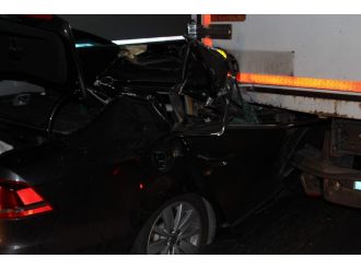 Otomobil TIR’ın altına girdi: 1 ölü, 2 yaralı