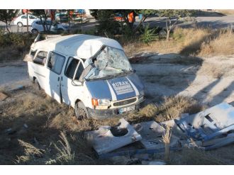 Tarım işçilerini taşıyan minibüs takla attı: 13 yaralı