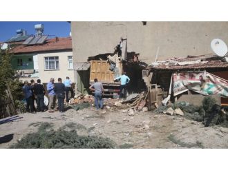 Kamyon eve daldı: 1 ölü, 6 yaralı