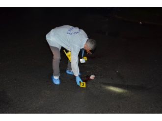 Darp edilen kadını kurtarmak isteyen 2 kişi bıçaklandı