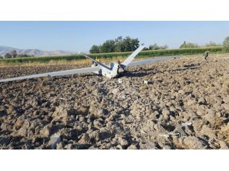 Motoru arızalanan ANKA, tarlaya indi