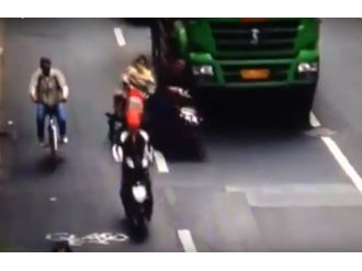 Motosikletten düşen kadın kamyonun altında kaldı