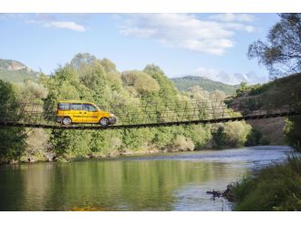 Asma köprüde tehlikeli yolculuk