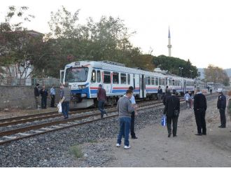 Vatandaşlar tepki için seyir halindeki treni durdurdu