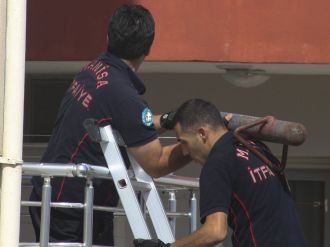 Sinir krizi geçiren kişi annesini evde alıkoydu