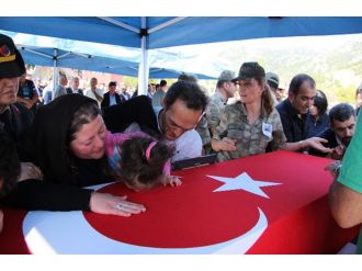 Şehit babaya son öpücük