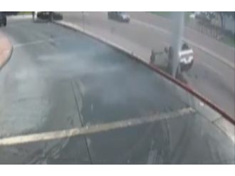 Oto yıkamacıdan çıktı, yangın musluğuna çarptı