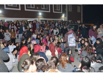 Yurtta kalan kız öğrencilerden ’güvenlik’ eylemi