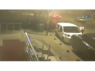 Otomobil halı saha maçına giden gençlerin arasına daldı