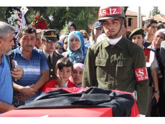 Şehidin tabutunun üzerine damatlık ceketi konuldu