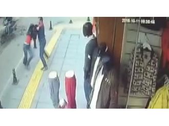 İstanbul’da vahşet: Eski eşini sokak ortasında bıçakladı