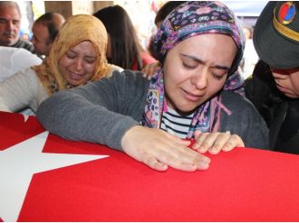 Karnındaki bebeğiyle şehidini uğurladı