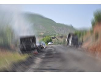 Teröristler 3 TIR’ı ateşe verdi