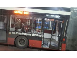 TIR trambüse çarptı: 6 yaralı