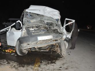 Yolcu minibüsü traktöre çarptı: 14 yaralı