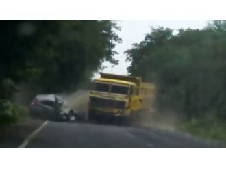 Otomobille kamyon kafa kafaya çarpıştı