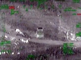 Bomba yüklü araçlar helikopterle vurulduı