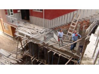 Yer altındaki su sızıntısı 13 katlı binanın kaymasına yol açtı