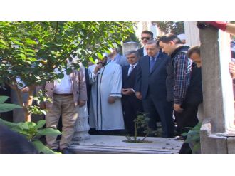 Kemal Unakıtan’ın kabri başında Kur’an okudu