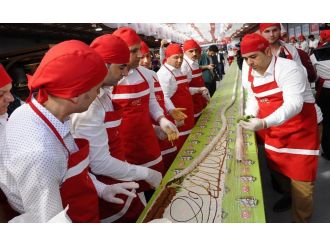 İstanbul’da en uzun çiğ köfte dürümü rekoru