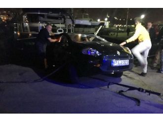 Otomobili denize düşmekten vatandaşlar kurtardı