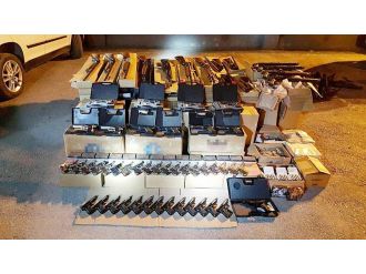 Şüpheli kamyonetten cephanelik çıktı