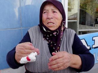 80 yaşındaki kadına kapkaç şoku