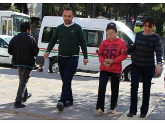 18 günlük bebeğini duvarlara çarparak öldürdü