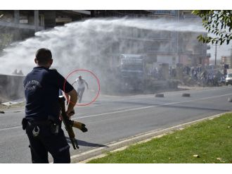 Ortalığı birbirine kattı: Linçten polis kurtardı