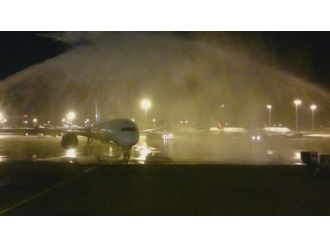 Özbek uçağına ‘Su Takı’ ile karşılama