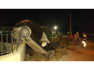 Aşırı hızdan takla attı, duvarda asılı kaldı