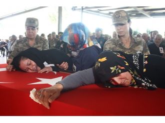 Şehide gözü yaşlı veda: "Yuvam yıkıldı"