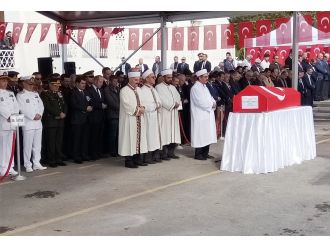 Şehit oğlunu ambulans içerisinde uğurladı