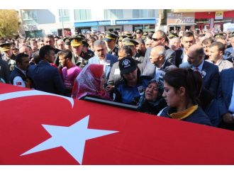 Şehit annesi, oğlunun cenaze namazında saf tuttu