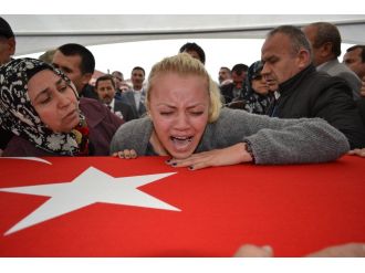 Şehidi yağmur altında 5 bin kişi uğurladı