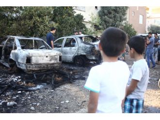 Ateş oynayan çocuklar 4 aracı yaktı