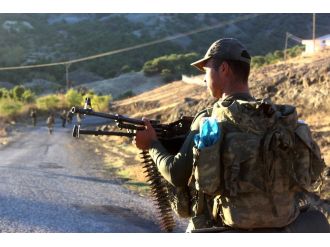 Köşeye sıkıştılar, ormanı yakarak kaçıyorlar