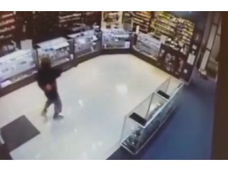 Silahlı soyguncu sert kayaya çarptı