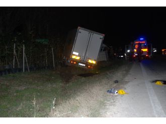 Motosikletli gençler kamyon altında can verdi