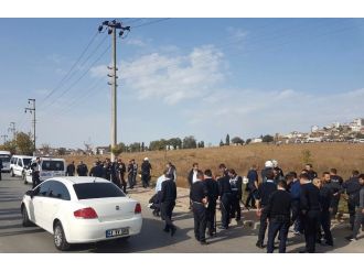 Araması olan şahıs polisle çatıştı, yakınları polise saldırdı