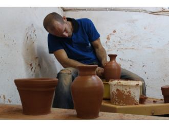 İzmir’e yerleşen ABD’li ülkesine çömlek satıyor