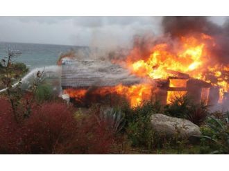 Ali Ağaoğlu’nun villası küle döndü