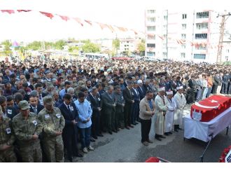 Şehit uzman çavuşu binler uğurladı
