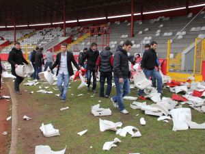 Taraftarlar, Kendi Yıktıkları Tribünü Kendileri Temizledi
