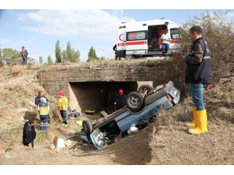 Otomobil şarampole devrildi: 1 ölü, 1 yaralı