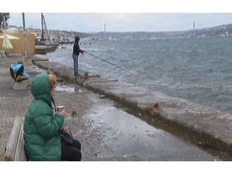 İstanbul’da şiddetli rüzgar zor anlar yaşattı